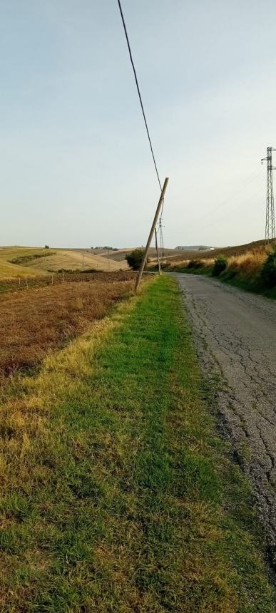 "A Gissi pali telefonici pericolanti e cavi a penzoloni, situazione di potenziale pericolo"