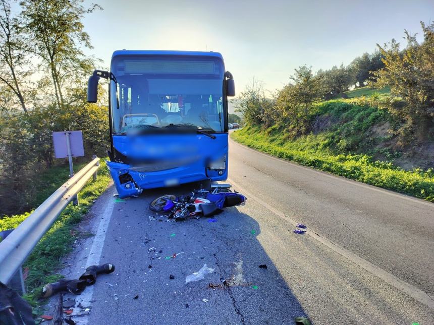 Violento scontro moto-bus tra Vasto e Cupello: 17enne trasferito in codice rosso a Pescara