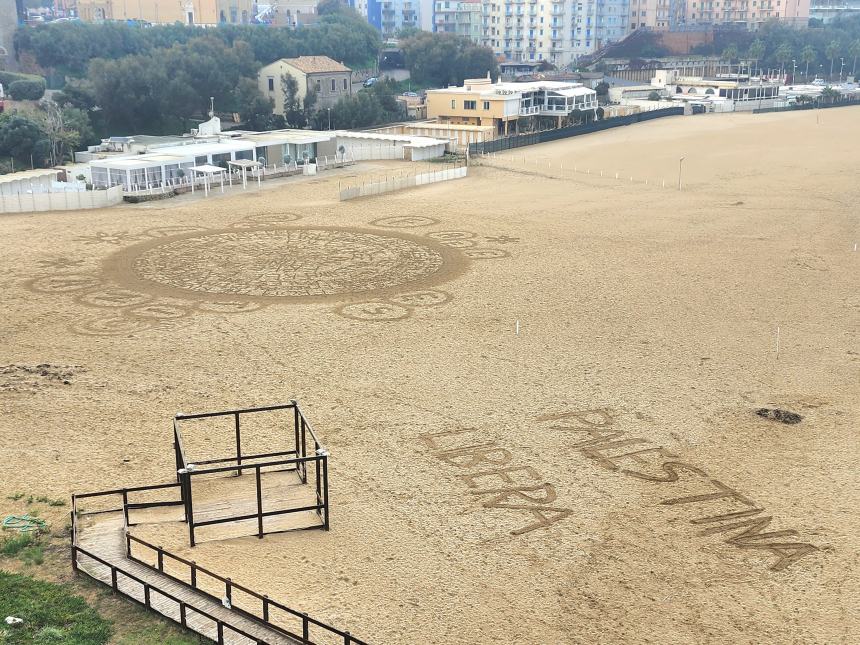 "Palestina libera" sulla spiaggia di Termoli: «Stop al genocidio»