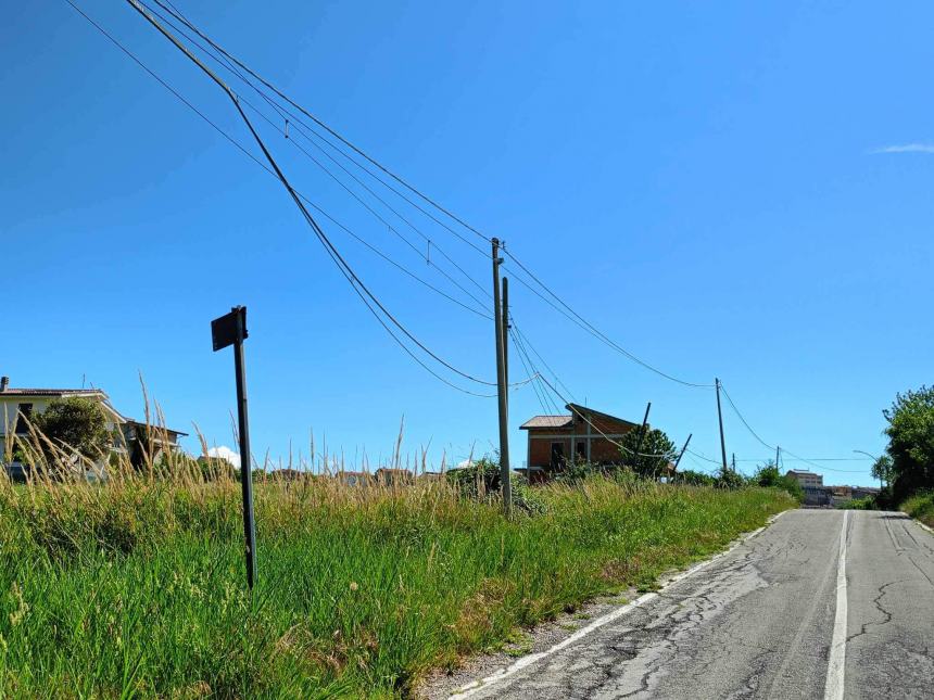 “Anche a Celenza pali telefonici pericolanti, chi di dovere provveda”