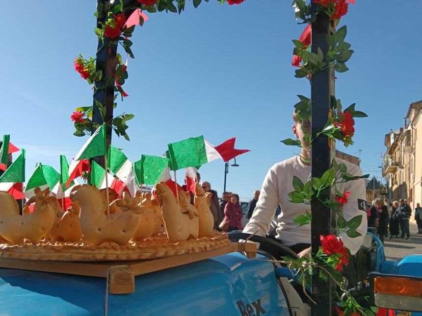 A Pollutri sfilano le some in onore di San Nicola