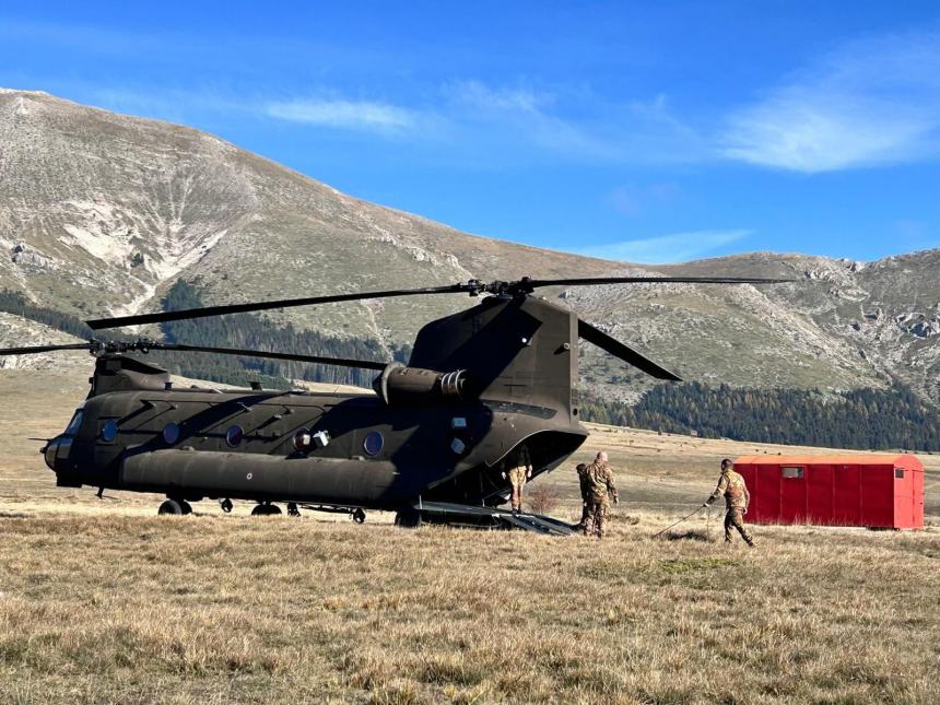 Riposizionato sul Gran Sasso il nuovo Bivacco Desiati: “Riparo sicuro in caso di necessità”