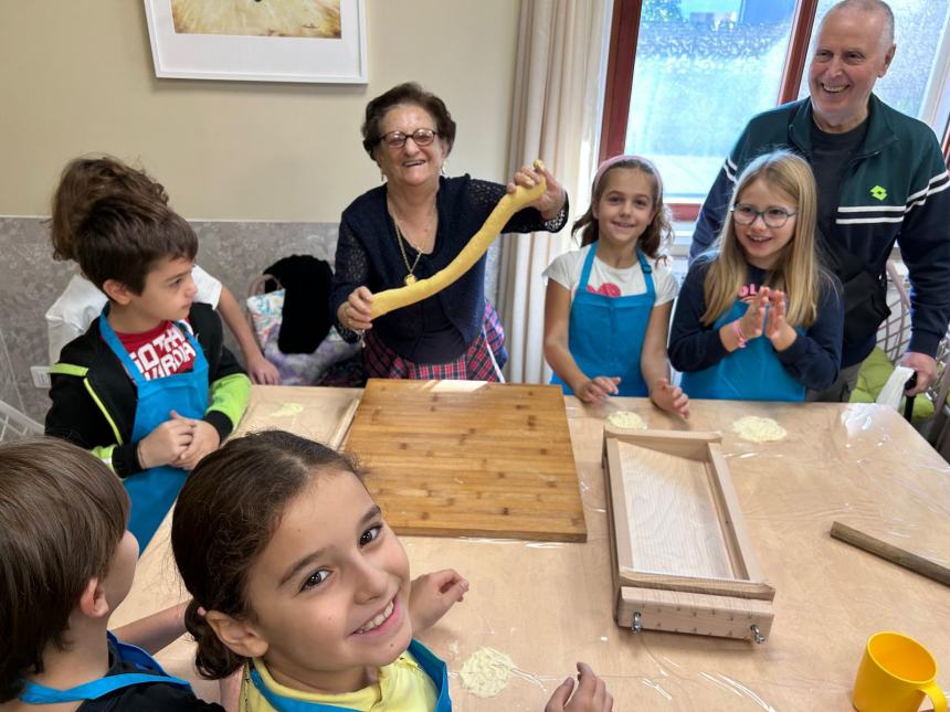 Generazioni a confronto con il laboratorio di cucina de "Il sorriso dell'anziano"