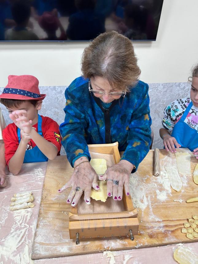 Generazioni a confronto con il laboratorio di cucina de "Il sorriso dell'anziano"