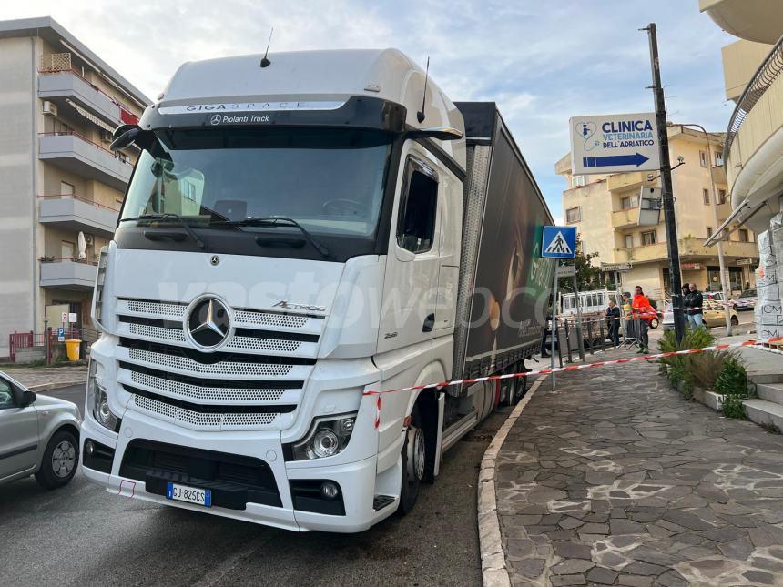 Voragine in via Ciccarone, camion ci finisce dentro in fase di manovra