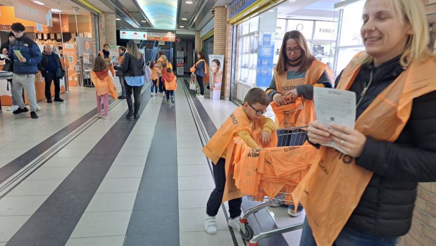 Piccoli volontari contribuiscono al successo della Colletta alimentare