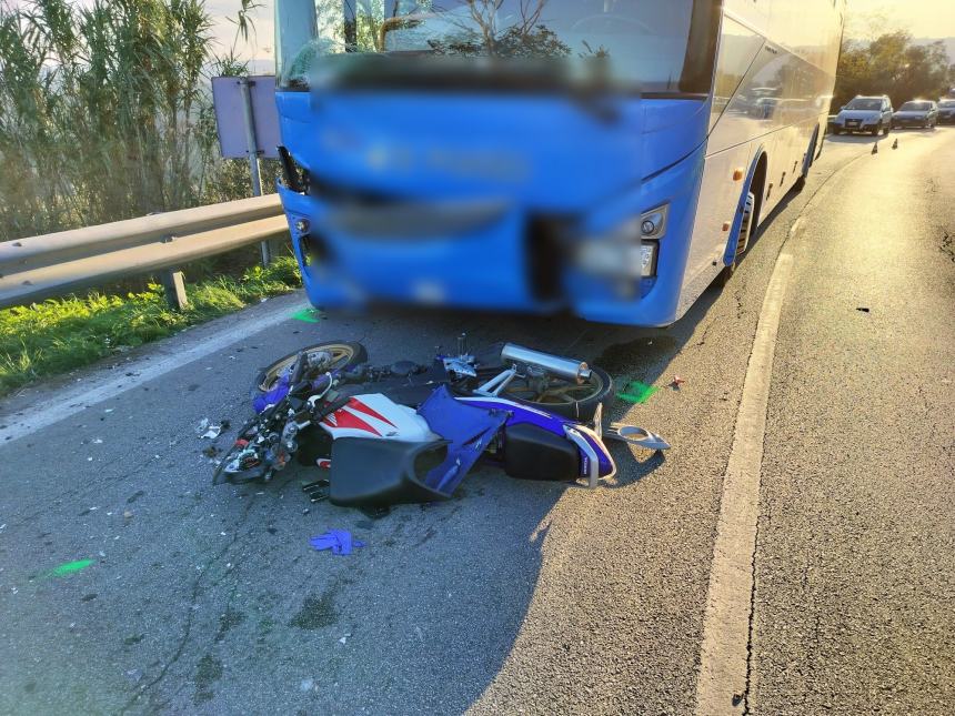 Violento scontro moto-bus tra Vasto e Cupello: 17enne trasferito in codice rosso a Pescara