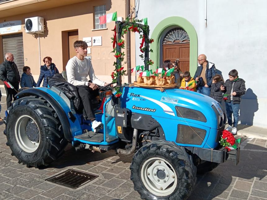 A Pollutri sfilano le some in onore di San Nicola