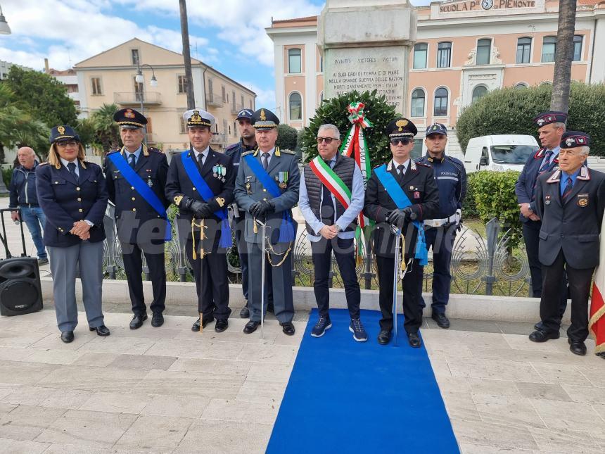 La commemorazione del 4 novembre in piazza Monumento