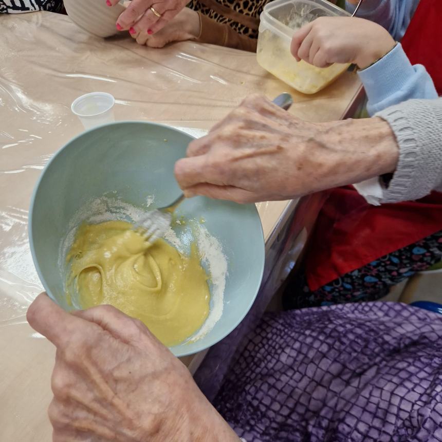 Generazioni a confronto con il laboratorio di cucina de "Il sorriso dell'anziano"