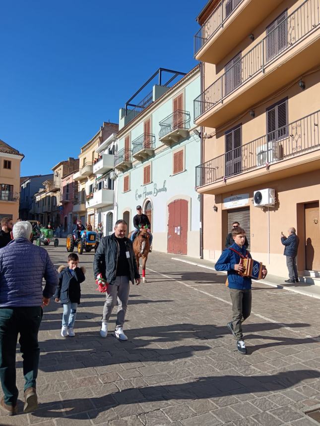 A Pollutri sfilano le some in onore di San Nicola