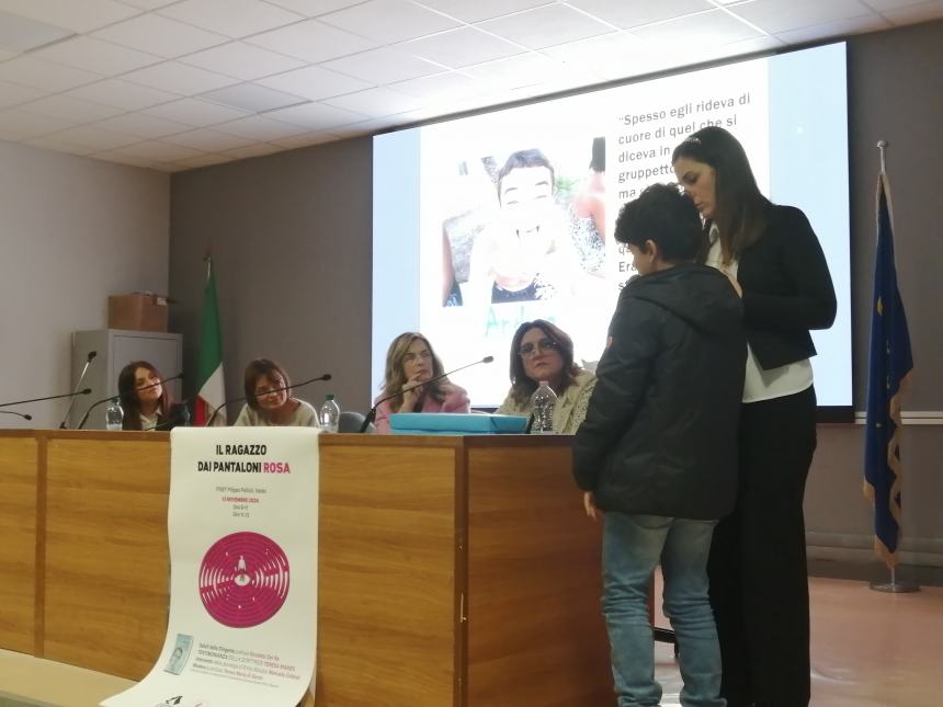 A Vasto la mamma del “ragazzo dai pantaloni rosa”: “Andrea era sensibile, ho trasformato il dolore"