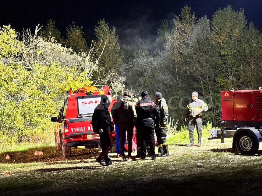 Cadavere di un uomo rinvenuto lungo il fiume Sangro, corpo recuperato e trasferito in obitorio