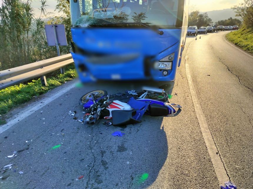 Violento scontro moto-bus tra Vasto e Cupello: 17enne trasferito in codice rosso a Pescara