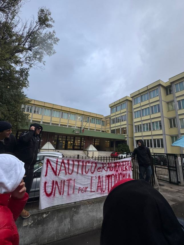 La protesta degli studenti del Boccardi-Tiberio, «Decisione scellerata, non rispetta l’identità della nostra scuola»