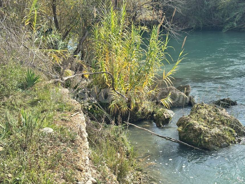 Cadavere di un uomo rinvenuto lungo il fiume Sangro, corpo recuperato e trasferito in obitorio