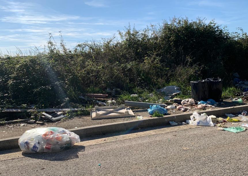 Discarica a cielo aperto nella zona industriale del porto: inciviltà negli angoli bui della città