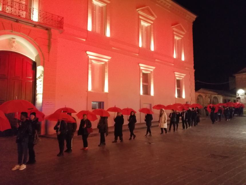 A Vasto 80 ombrelli rossi e oltre 200 cittadini hanno sfilato per dire “No” alla violenza