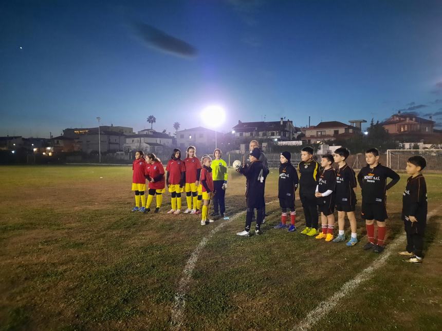 Parità in campo: piccole calciatrici dell'Arcadia debuttano contro i "maschietti"