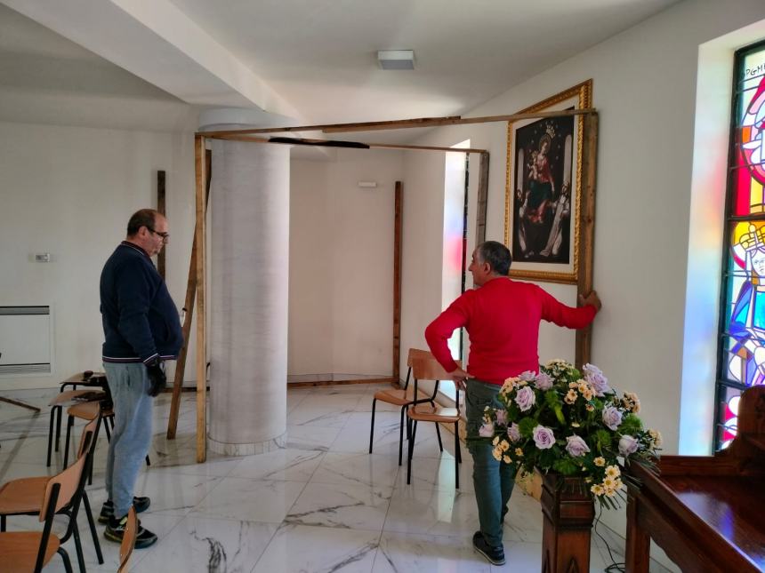 Volontari della Parrocchia San Nicola Vescovo San Salvo a lavoro per il Presepe