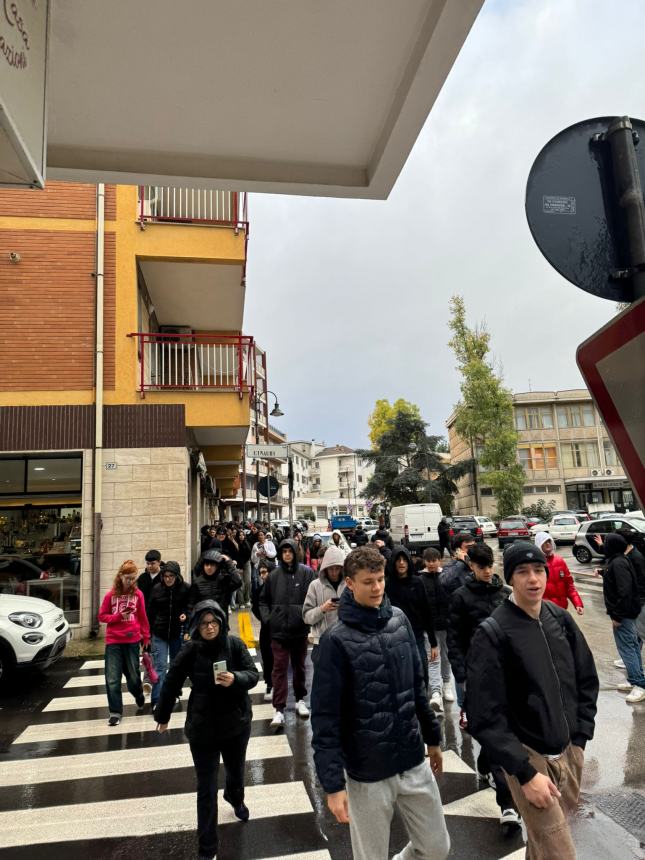 La protesta degli studenti del Boccardi-Tiberio, «Decisione scellerata, non rispetta l’identità della nostra scuola»