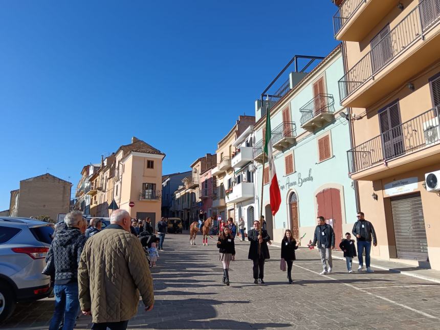 A Pollutri sfilano le some in onore di San Nicola