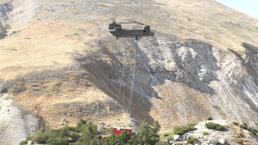 Riposizionato sul Gran Sasso il nuovo Bivacco Desiati: “Riparo sicuro in caso di necessità”