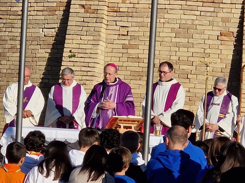 Commemorazione dei defunti: al cimitero di Vasto la messa officiata dal vescovo Bruno Forte