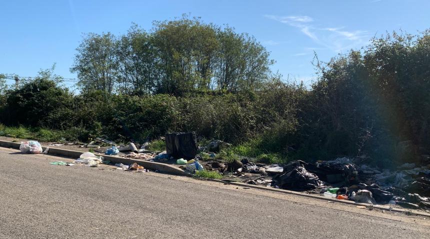 Discarica a cielo aperto nella zona industriale del porto: inciviltà negli angoli bui della città