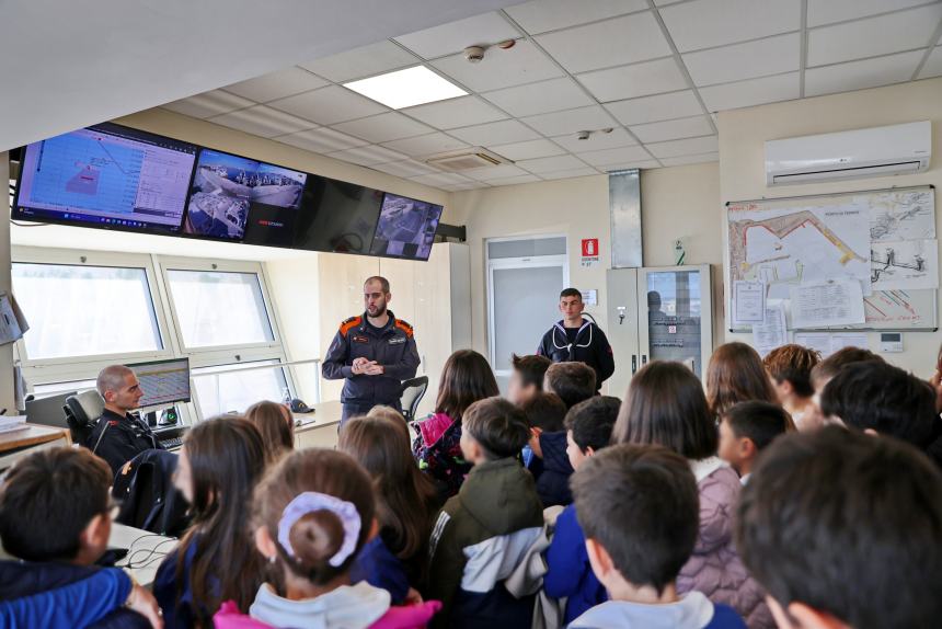 Studenti e Guardia costiera: lezioni di ambiente al porto