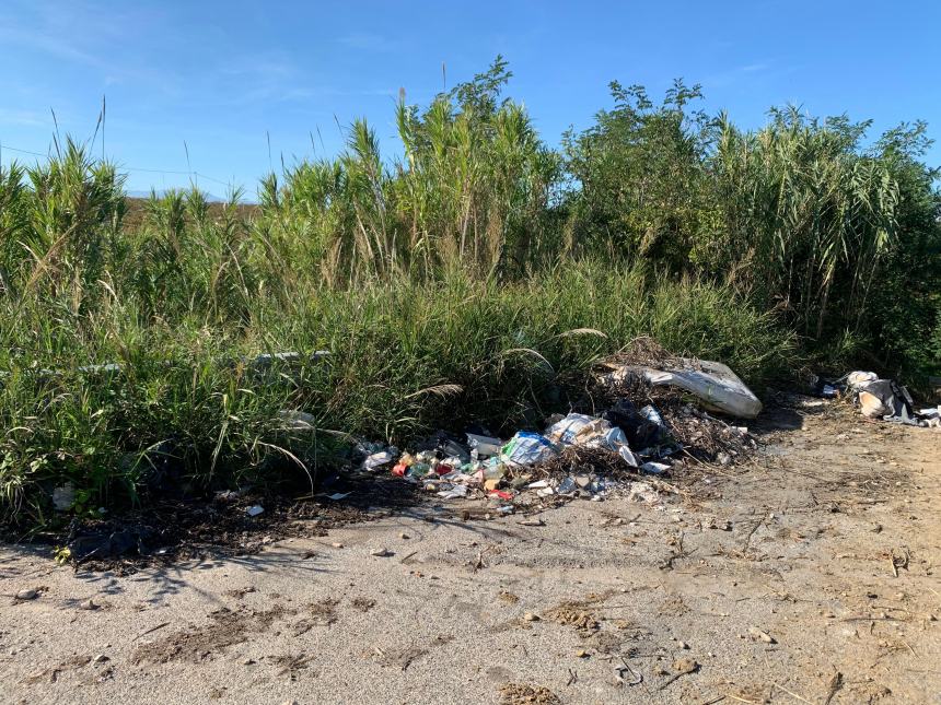 Discarica a cielo aperto nella zona industriale del porto: inciviltà negli angoli bui della città