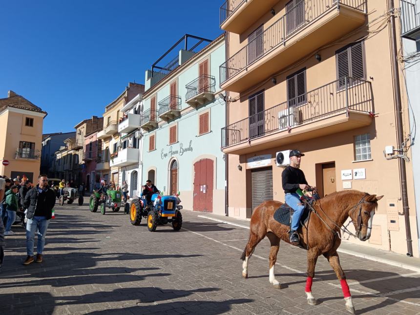 A Pollutri sfilano le some in onore di San Nicola