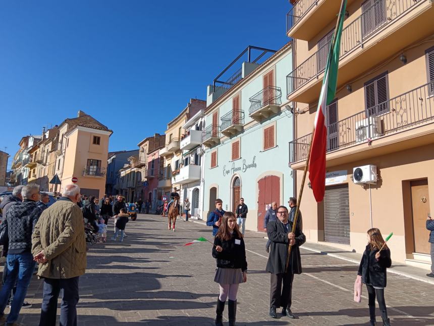 A Pollutri sfilano le some in onore di San Nicola