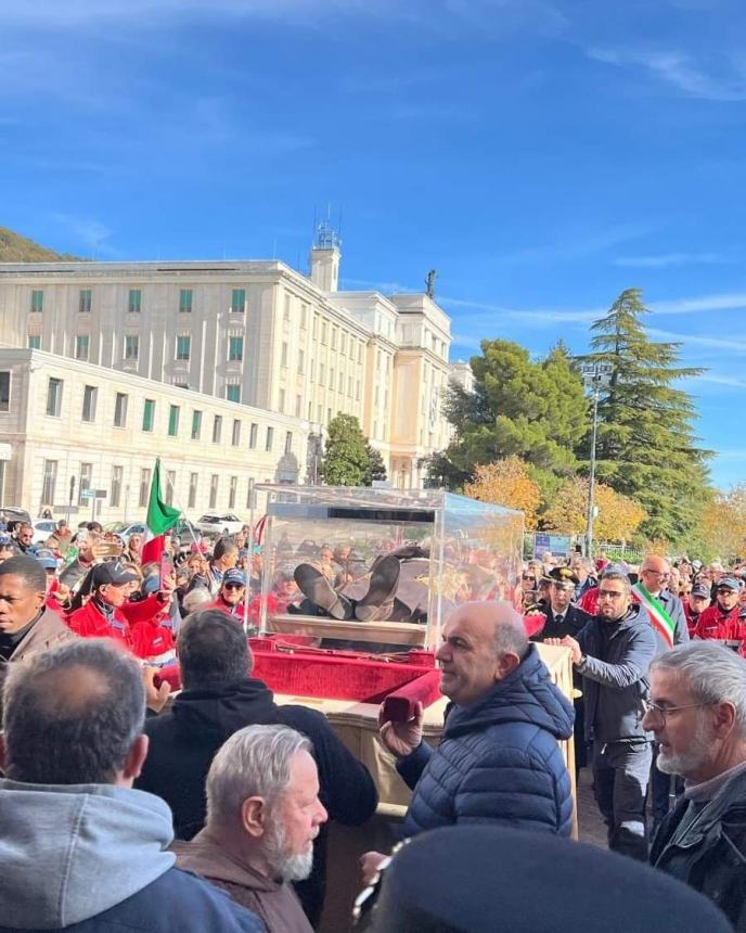 Fedeli della diocesi alla traslazione della teca di San Pio alla vecchia cripta