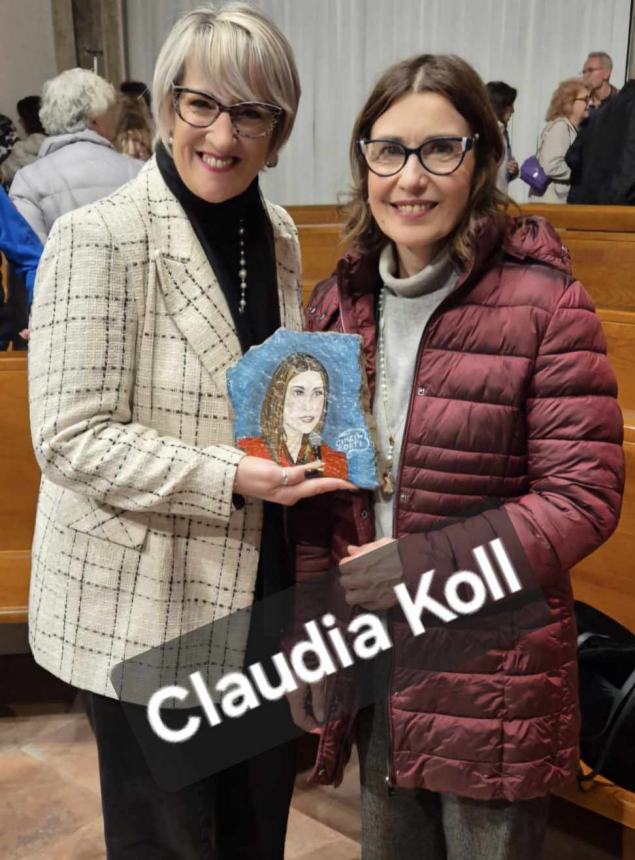 Cinzia Corti dona un sasso artistico a Claudia Koll 