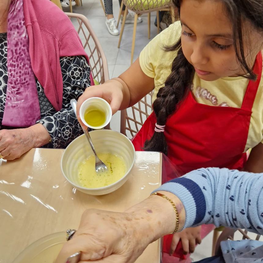 Generazioni a confronto con il laboratorio di cucina de "Il sorriso dell'anziano"