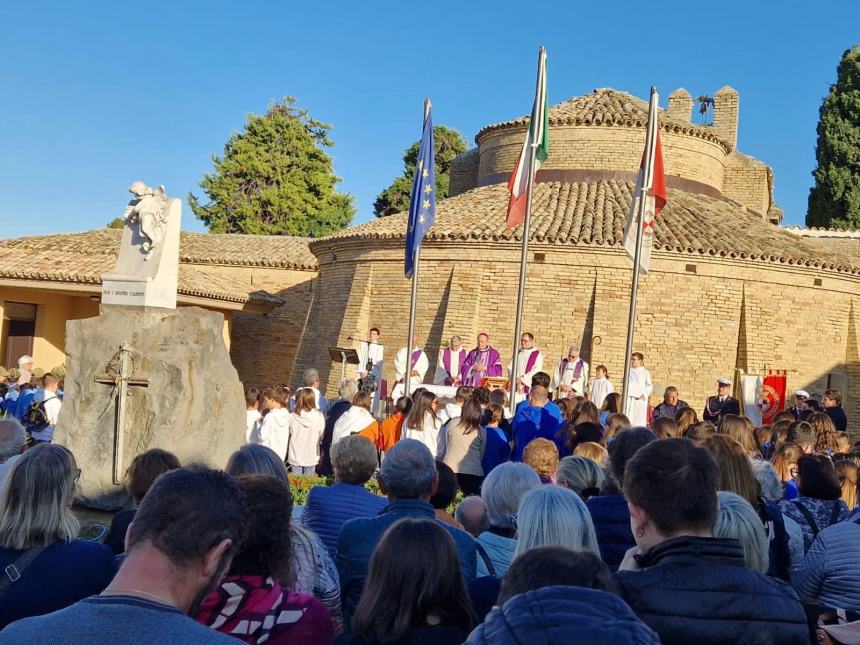 Commemorazione dei defunti: al cimitero di Vasto la messa officiata dal vescovo Bruno Forte