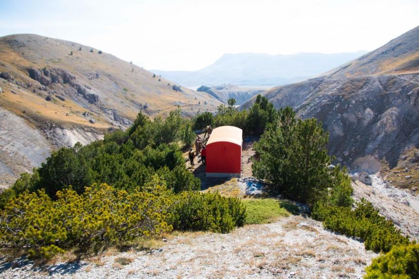 Riposizionato sul Gran Sasso il nuovo Bivacco Desiati: “Riparo sicuro in caso di necessità”