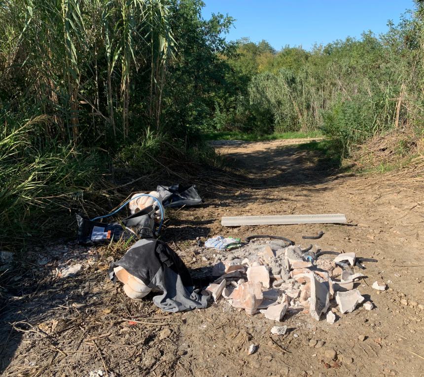 Discarica a cielo aperto nella zona industriale del porto: inciviltà negli angoli bui della città