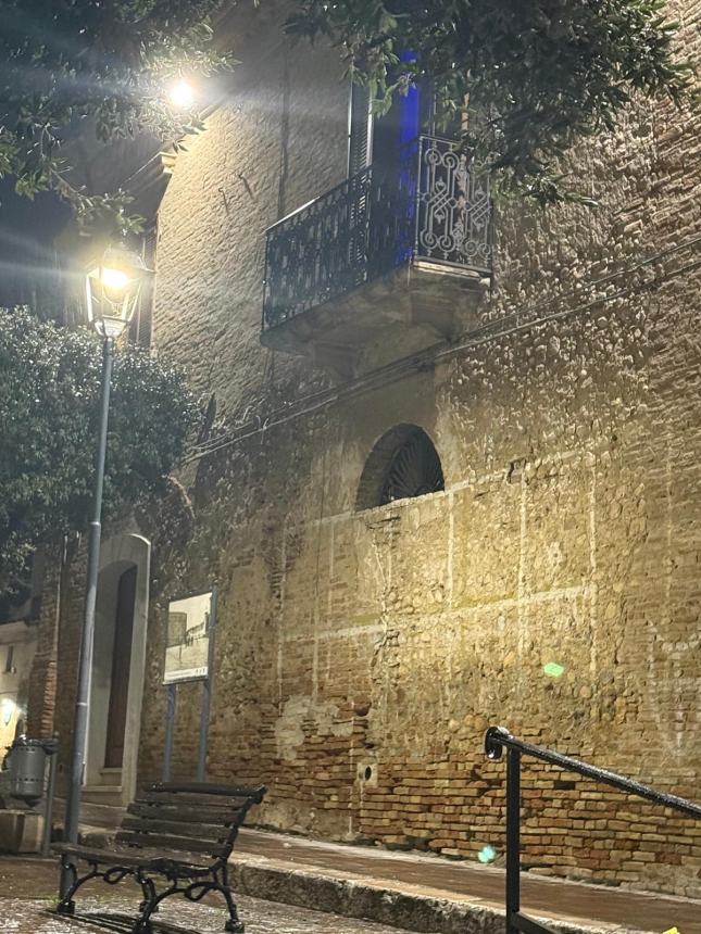 Municipio illuminato di blu a Portocannone 