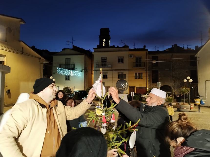 Addobbato l'albero di Natale dell'integrazione