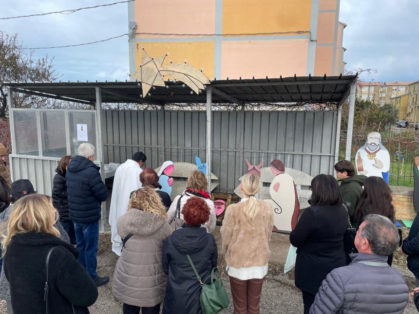 A Punta Penna il presepe di un anonimo spunta sotto la pensilina accanto al faro