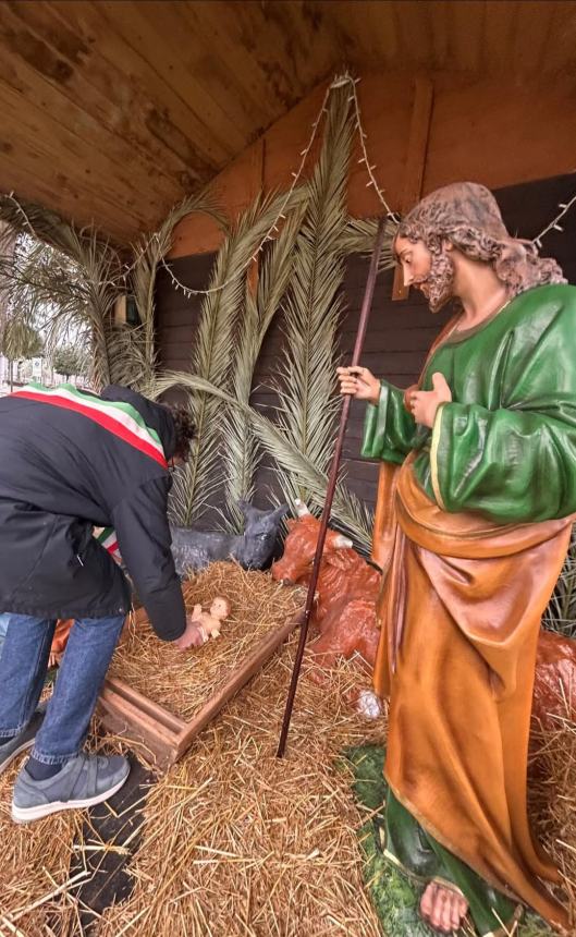 In Piazza Rossetti deposto il bambinello nel Presepe