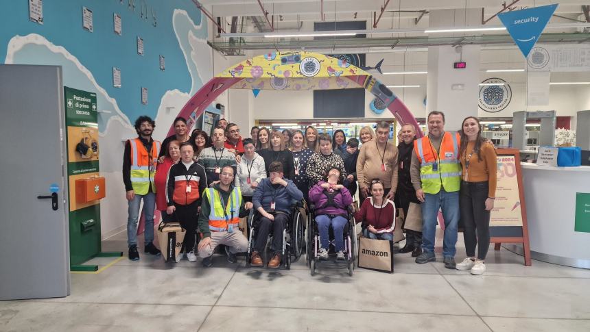 Giornata disabilità: i ragazzi de "Il Mosaico" in visita al centro Amazon di San Salvo