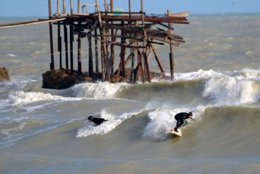 A Santo Stefano a Vignola si fa surf, 2 surfisti sfidano il freddo