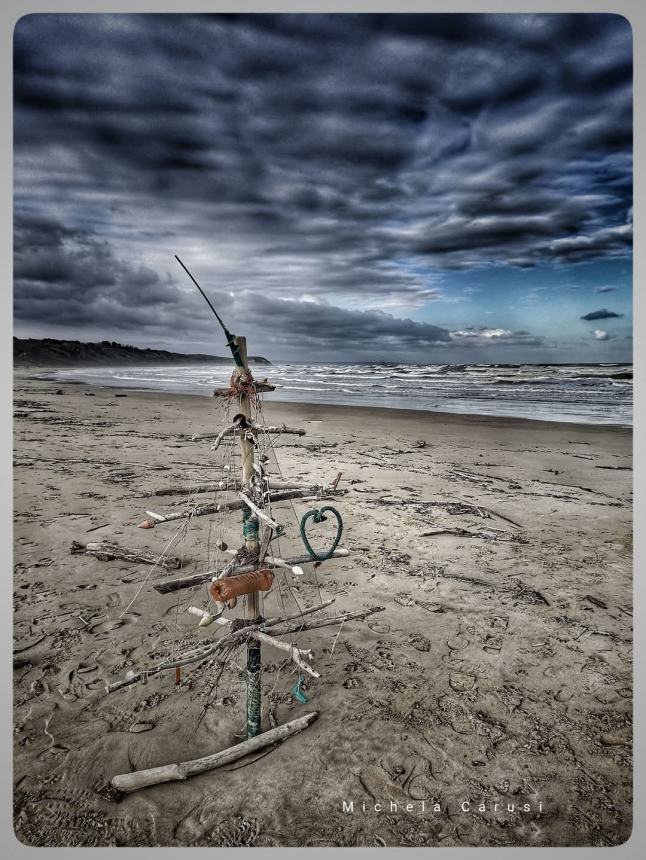 Un originale Albero di Natale spunta sulla spiaggia di Punta Penna