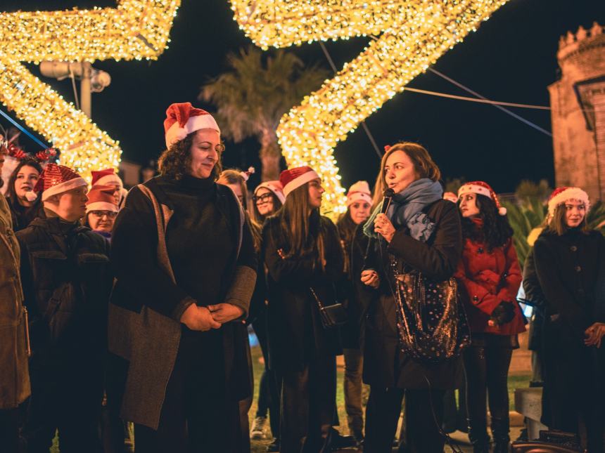 In piazza Rossetti l'esibizione del coro in lingua dei segni