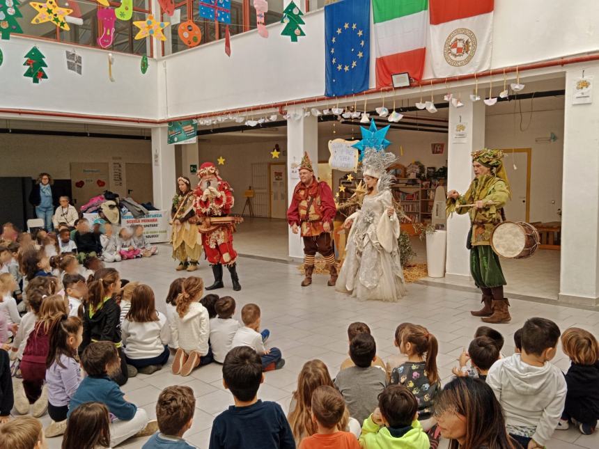 Babbo Natale, gli elfi e la Regina delle nevi: auguri di Natale alle scuole vastesi