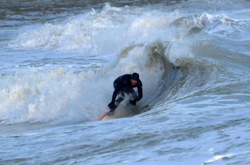 A Santo Stefano a Vignola si fa surf, 2 surfisti sfidano il freddo