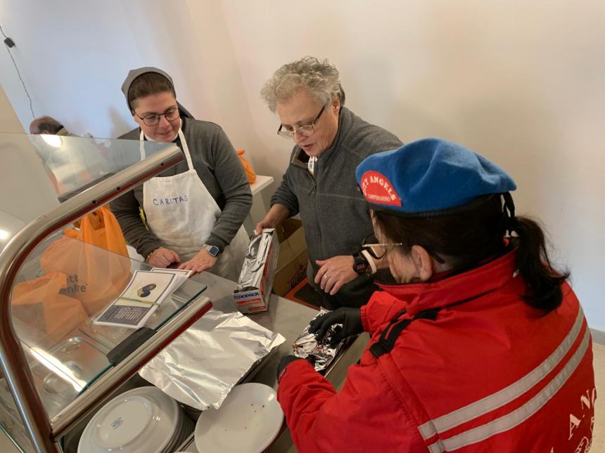 L'accoglienza alla mensa Caritas nel giorno di Natale 